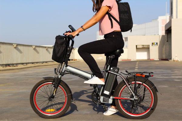 在根据电动辅助自行车选法用途、目的选类型的市镇乘坐最合适的minibero以及折叠类型