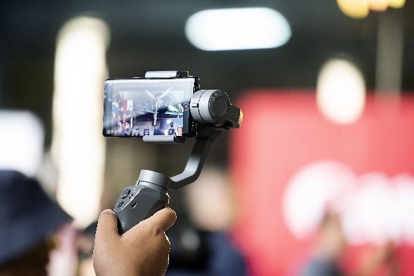 检查简单，并且能拍摄用供Vlog使用的相机选法Vlog拍摄可以使用的照相机的种类的智能手机和平衡架