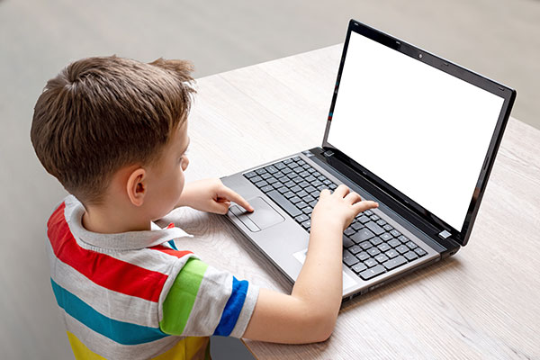 是符合小孩的手的东西，并且选面向小学生的个人计算机选法键盘