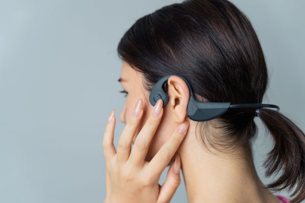 能把假如无手工入耳式耳机选法驾驶时的通话主要的话，推荐一个耳朵型的外面的声音拿进来的骨传导型是注目