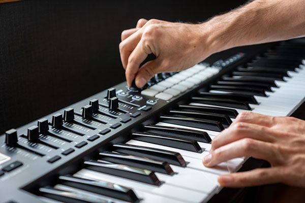 MIDI键盘选法键盘的尺寸和接触