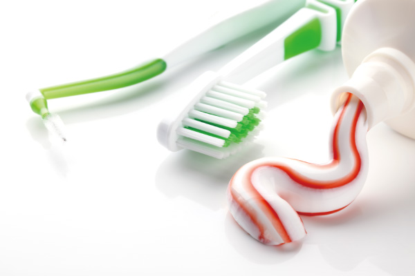 为保持健康的牙齿牙膏以及齿间刷子也检查